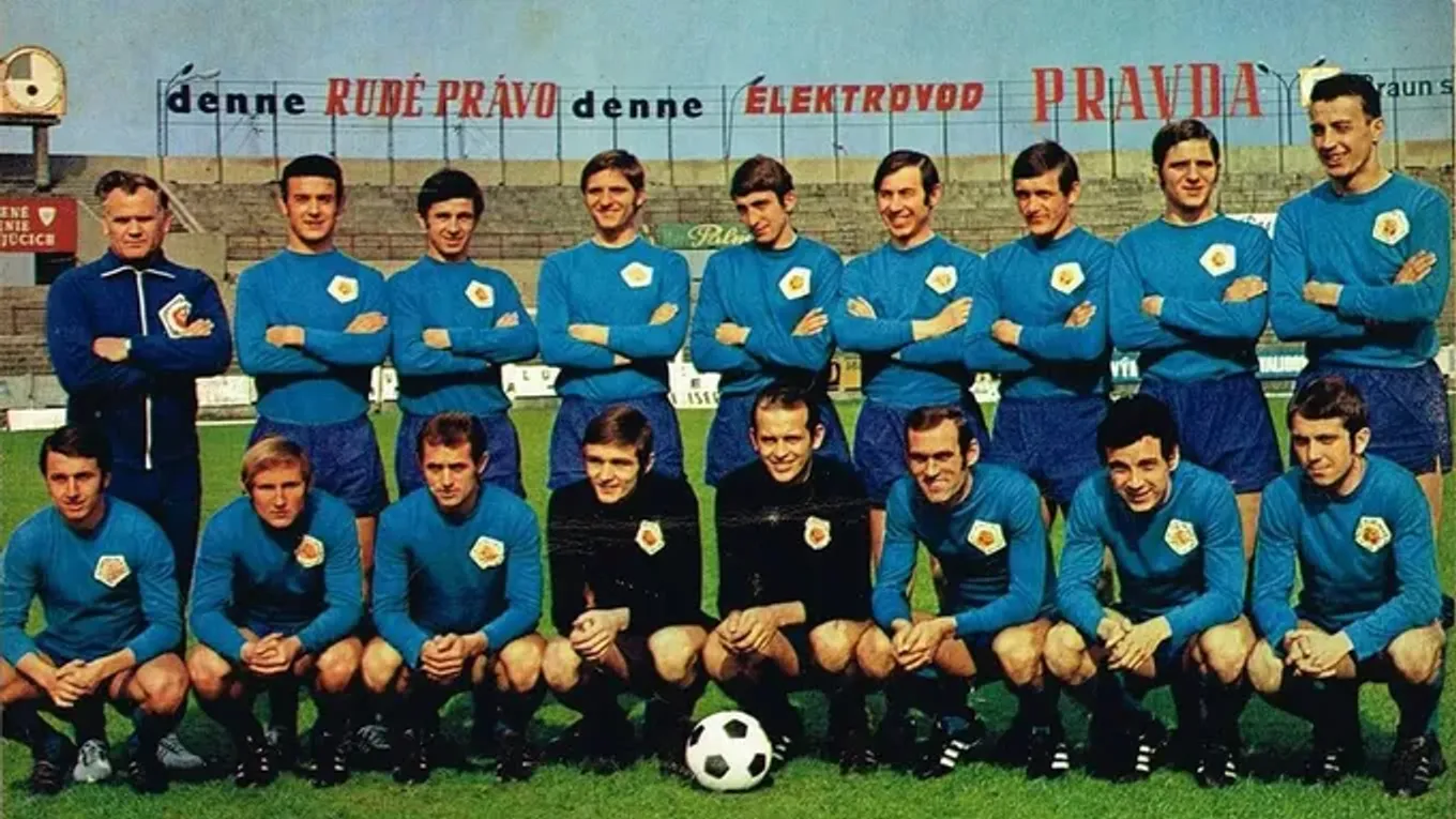 ŠK Slovan Bratislava v jeho najslávnejších časoch. Tréner Michal Vičan je hore (prvý zľava). 