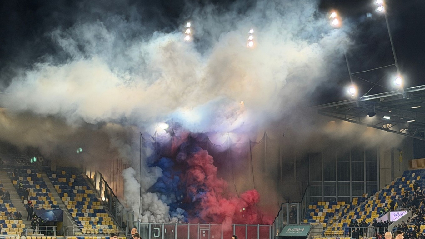 Na snímke dym z pyrotechniky, ktorý spôsobil prerušenie zápasu 19. kola Niké ligy FC DAC 1904 Dunajská Streda - ŠK Slovan.