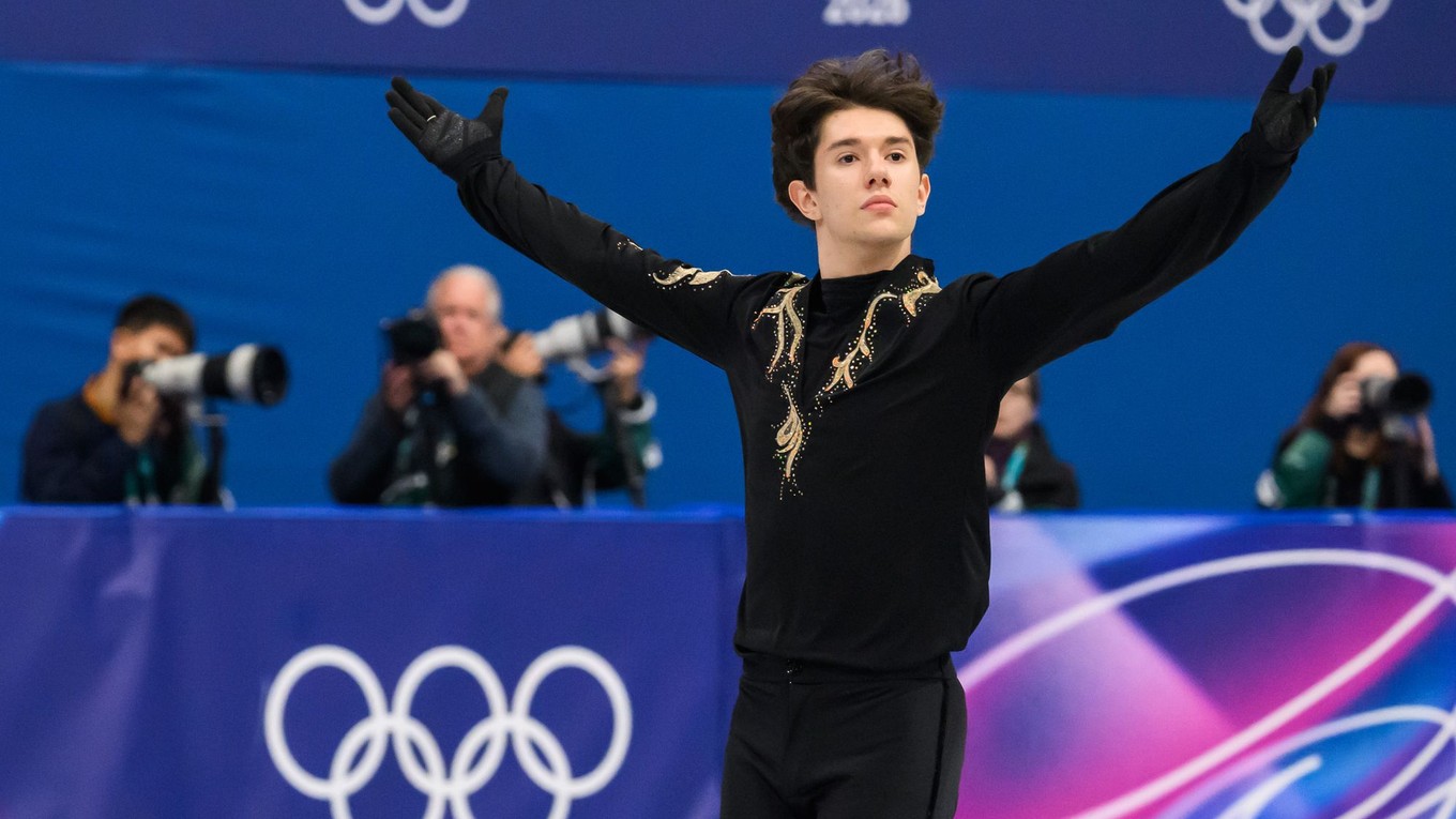 Slovenský krasokorčuliar Adam Hagara počas voľnej jazdy mužov na zimných olympijských hrách v Miláne.