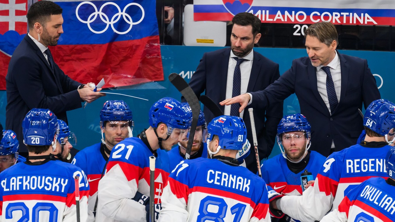 Slovenská striedačka počas zápasu Slovensko - Švédsko na ZOH 2026.