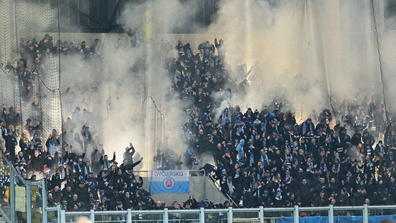 Na snímke futbaloví fanúšikovia Slovana povzbudzujú počas zápasu 19. kola Niké ligy FC DAC 1904 Dunajská Streda - ŠK Slovan Bratislava v Dunajskej Strede v sobotu 7. februára 2026. 