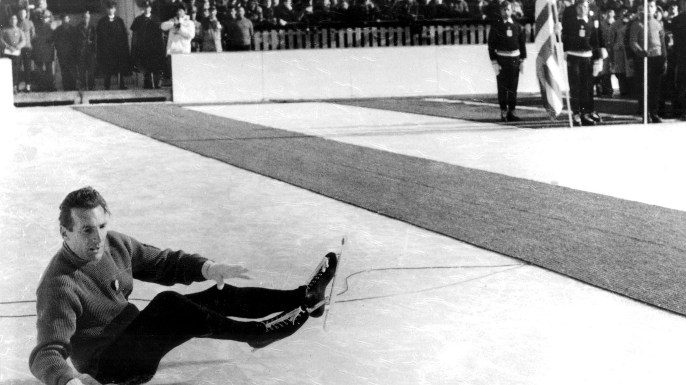 Pamätný moment ZOH 1956 v Cortine. Guido Caroli sa potkol o mikrofónový kábel a spadol, ale olympijský oheň zachránil.