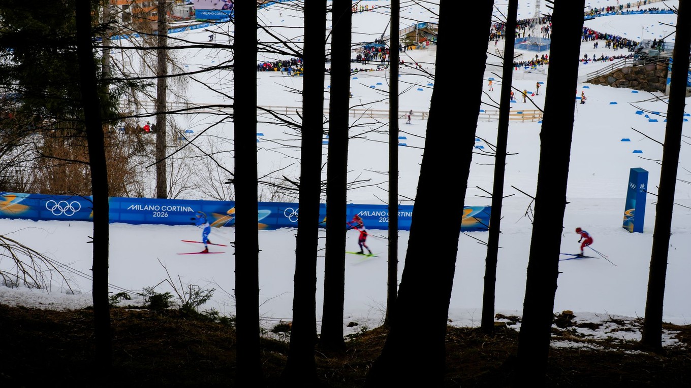 Bežci počas pretekov na ZOH 2026. 