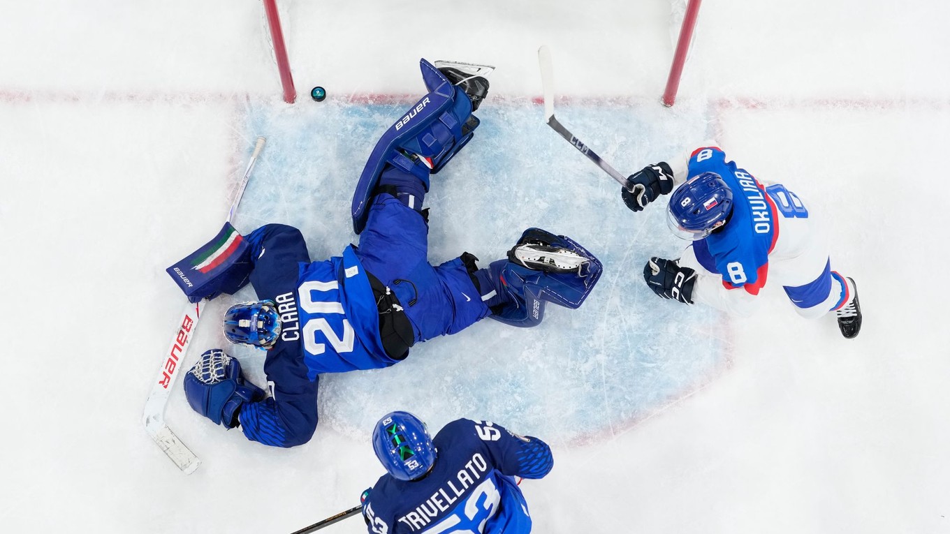 Taliansky brankár Clara leží po treťom slovenskom góle v zápase Slovensko - Taliansko na ZOH 2026 v Miláne.