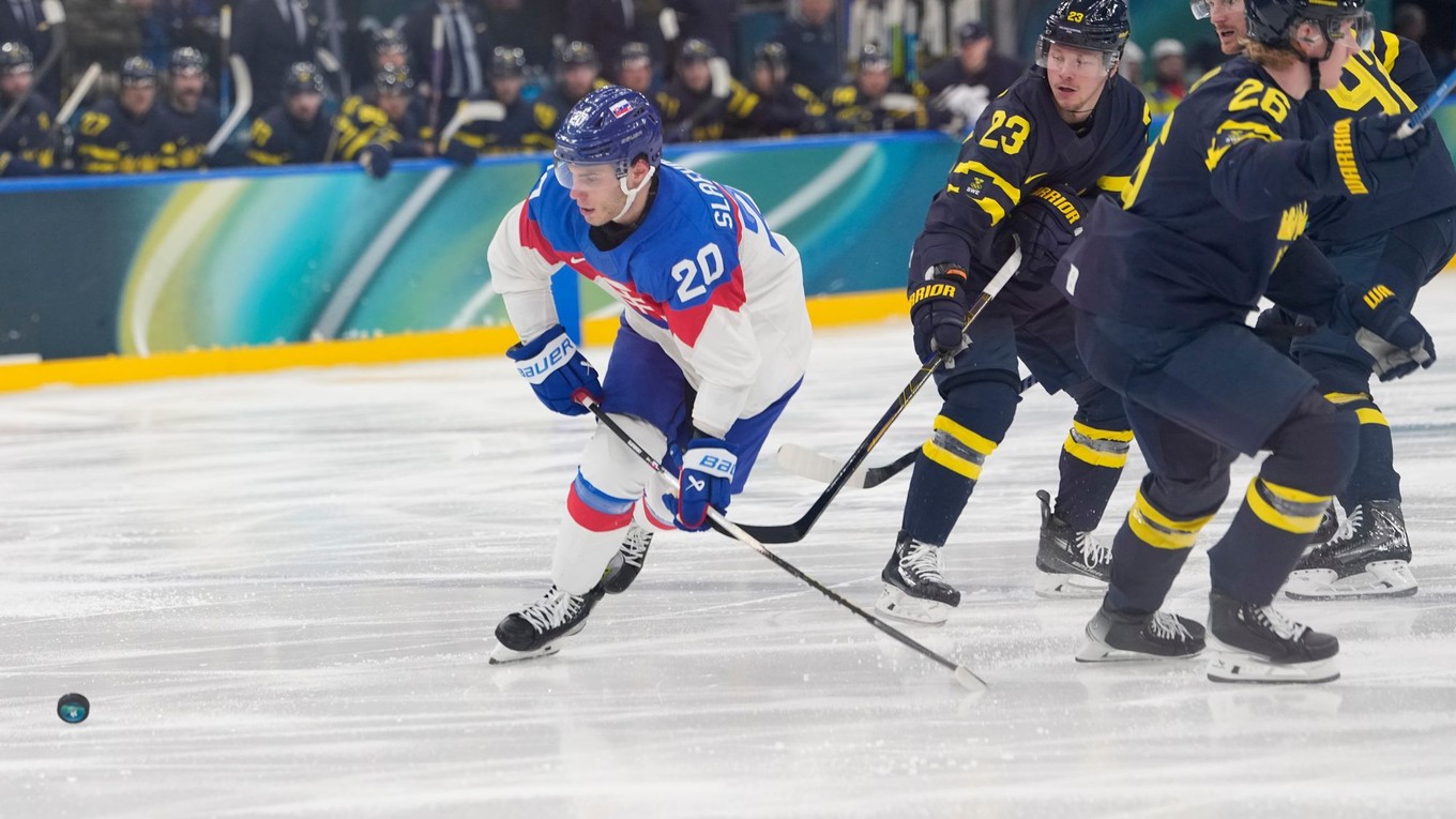 Juraj Slafkovský v zápase Slovensko - Švédsko na ZOH 2026.