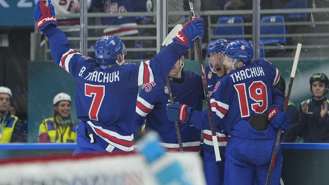 Hokejisti USA oslavujú gól v zápase proti Dánsku.