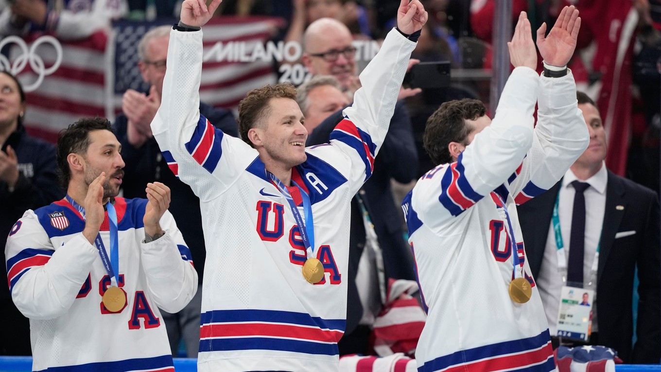 Americkí hokejisti oslavujú zlaté medaily