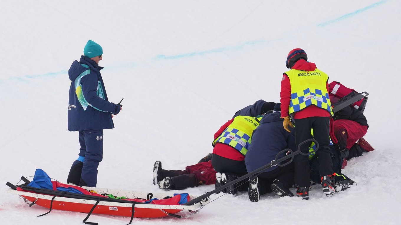 Čínska snoubordistka Liu Jiayuová je ošetrovaná po páde v kvalifikácii žien na U-rampe