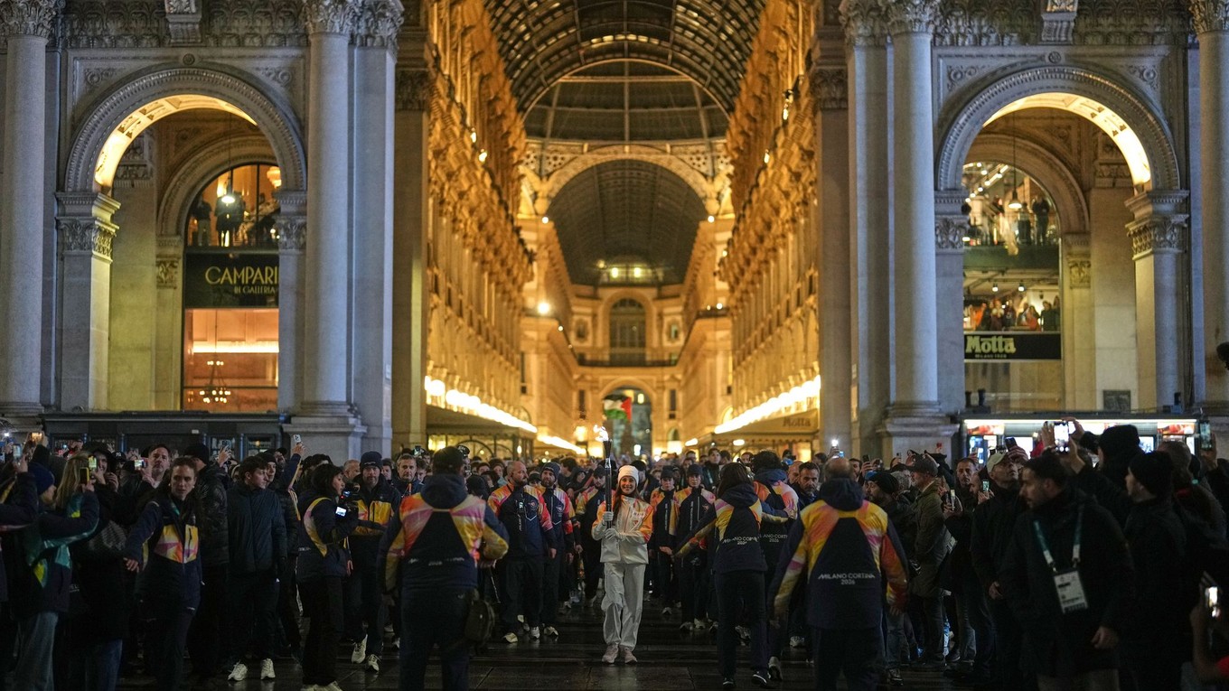 Olympijský oheň už je v Miláne. Pred gotickou katedrálou Milánsky dóm niesla vo štvrtok pochodeň baletka Nicoletta Manniová.  