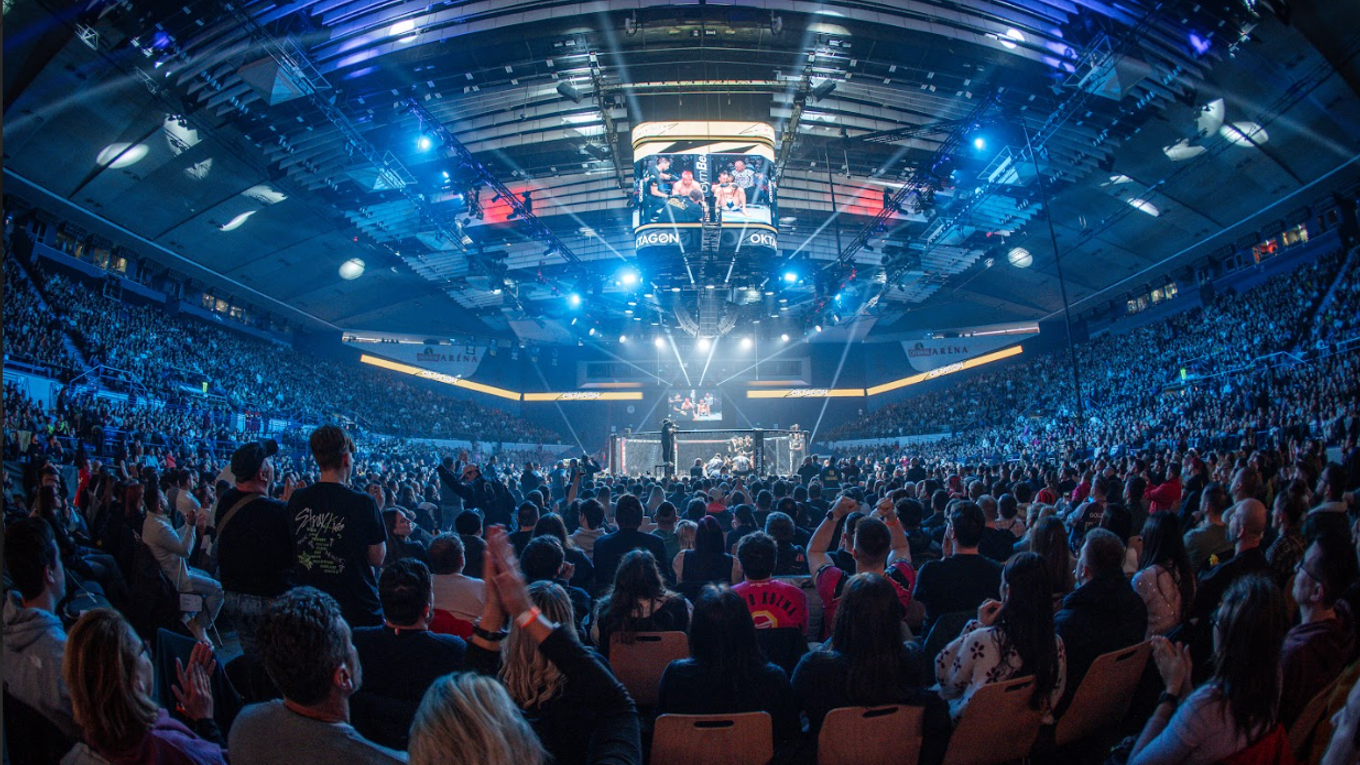 Zaplnená hala na turnaji organizácie OKTAGON.