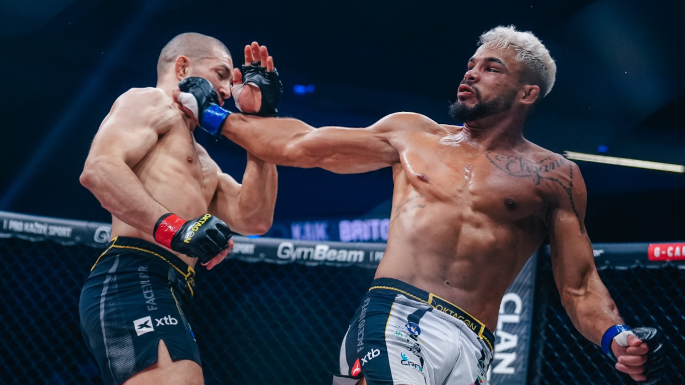 Brito zasahuje Paradeisera úderom z otočky.