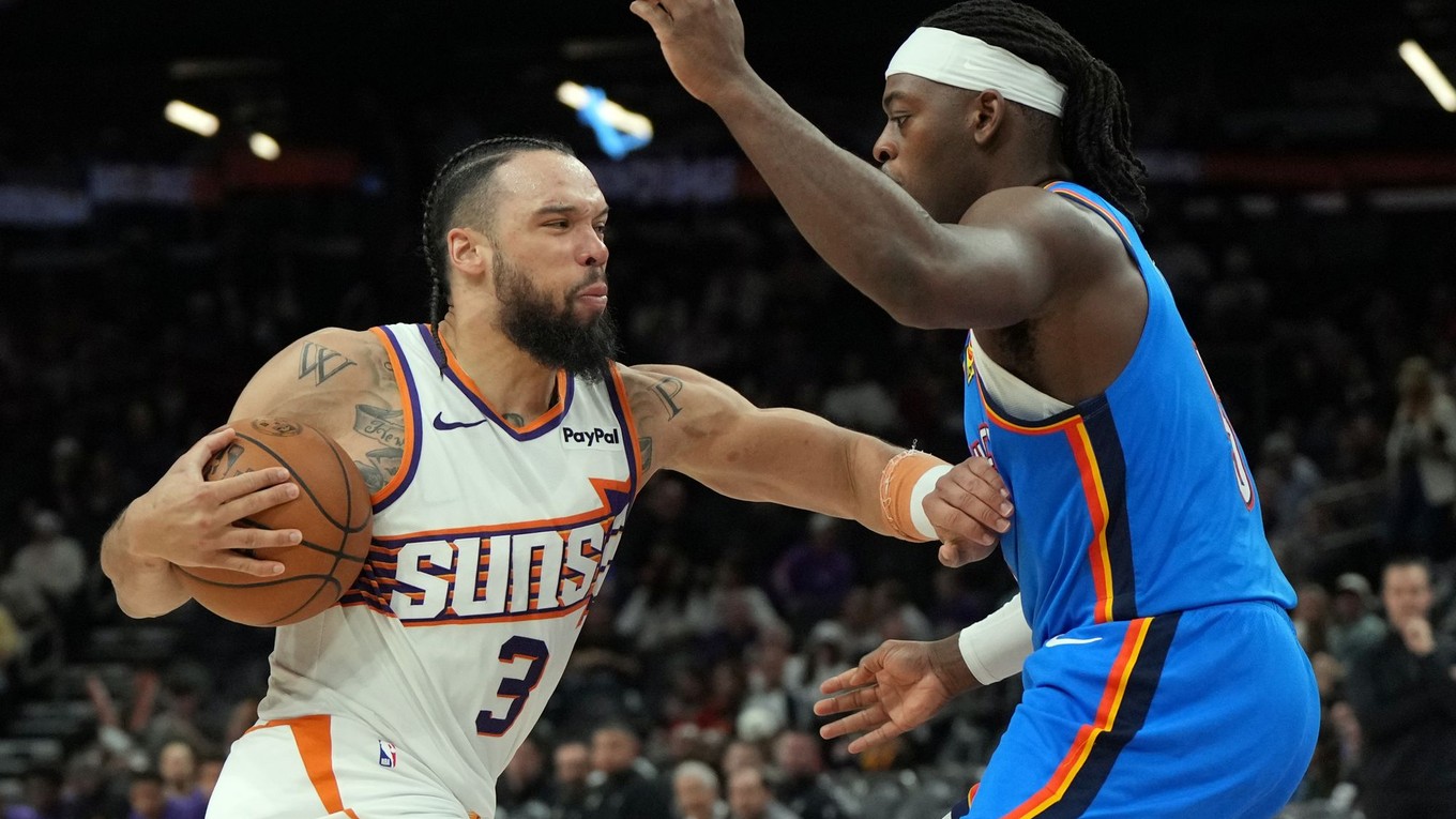 Hráč Phoenixu Dillon Brooks (vľavo)