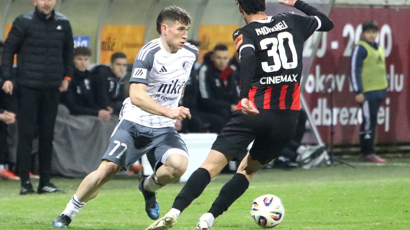 Na snímke zľava Peter kováčik (Podbrezová) a Luka Khorkheli (Trnava) počas zápasu štvrťfinále Slovnaft Cupu FK Železiarne Podbrezová - FC Spartak Trnava.