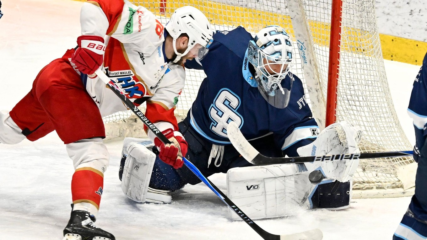 Jakub Sukeľ (L. Mikuláš) a brankár Jaroslav Janus (Slovan) v 1. zápase štvrťfinále play off hokejovej Tipsport Ligy medzi Slovanom a Liptovským Mikulášom.