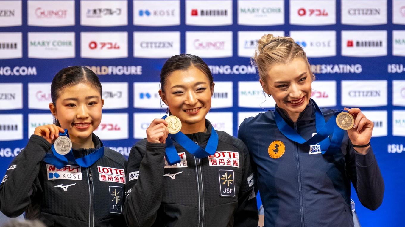 Najlepšia trojica po krátkom programe žien na MS 2026 v Prahe, v strede líderka Kaori Sakamotová, vľavo druhá Mone Čibaová a vpravo Američanka Amber Glennová.