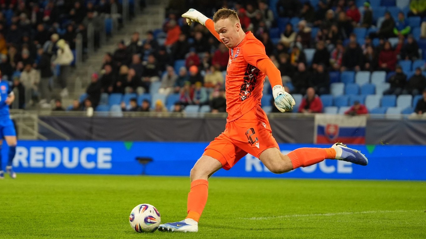 Brankár Marek Rodák v prípravnom zápase Slovensko - Rumunsko v utorok 31. marca 2026 v Bratislave.