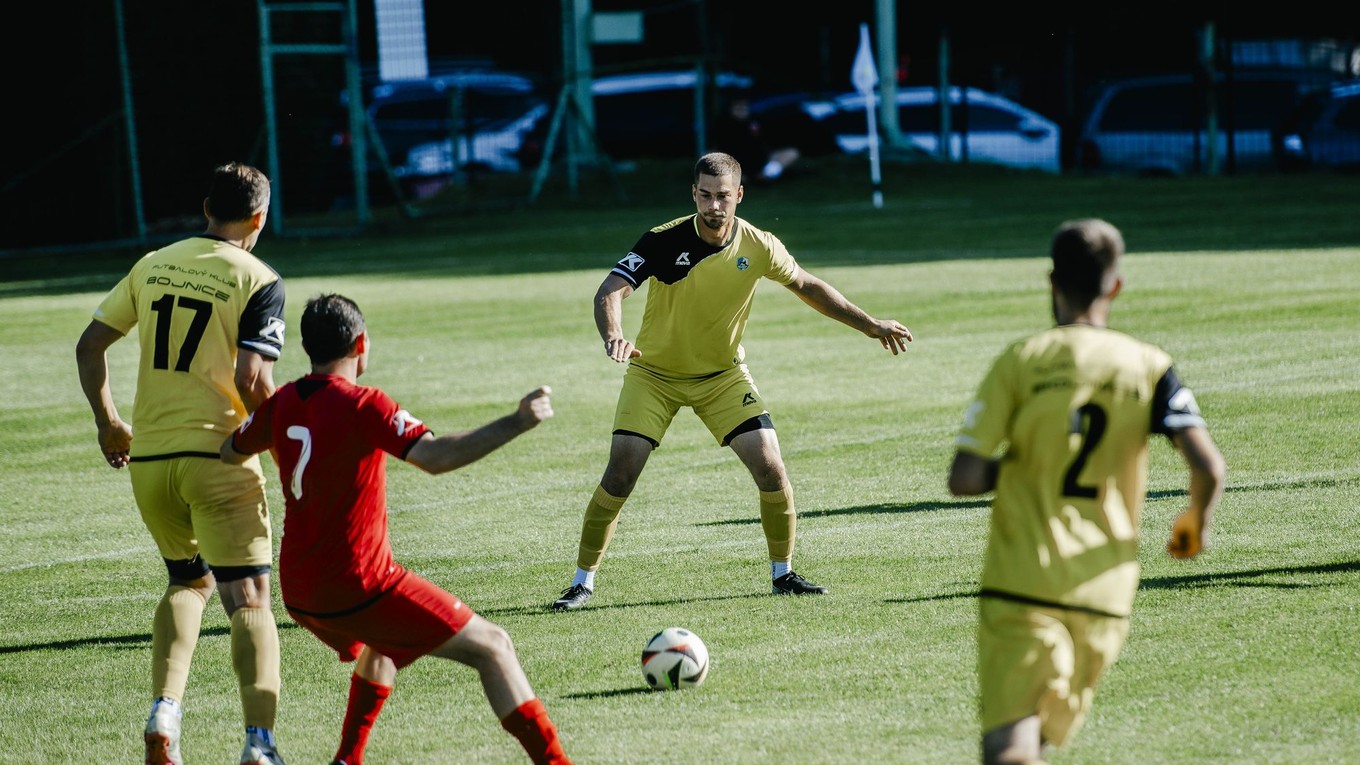 V slovenských dedinách a mestách sa odohrávajú každý týždeň stovky futbalových zápasov. 