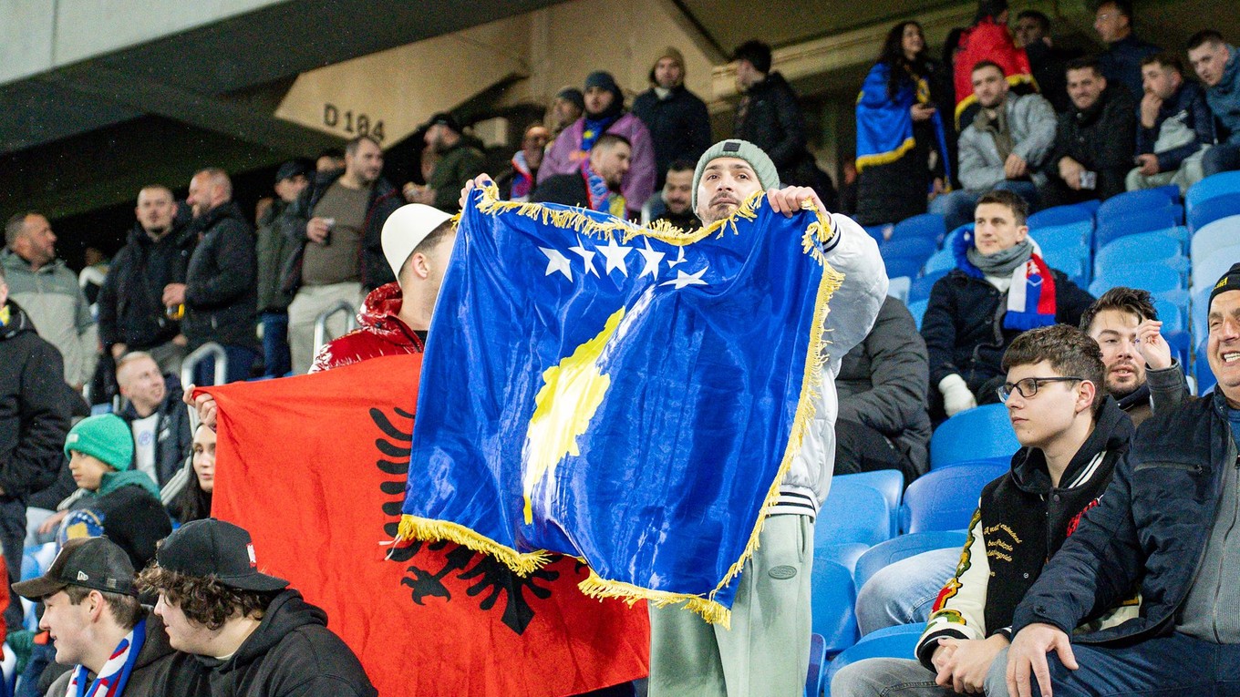 Fanúšikovia Kosova pred zápasom Slovensko - Kosovo v baráži MS 2026 v Bratislave na Tehelnom poli.