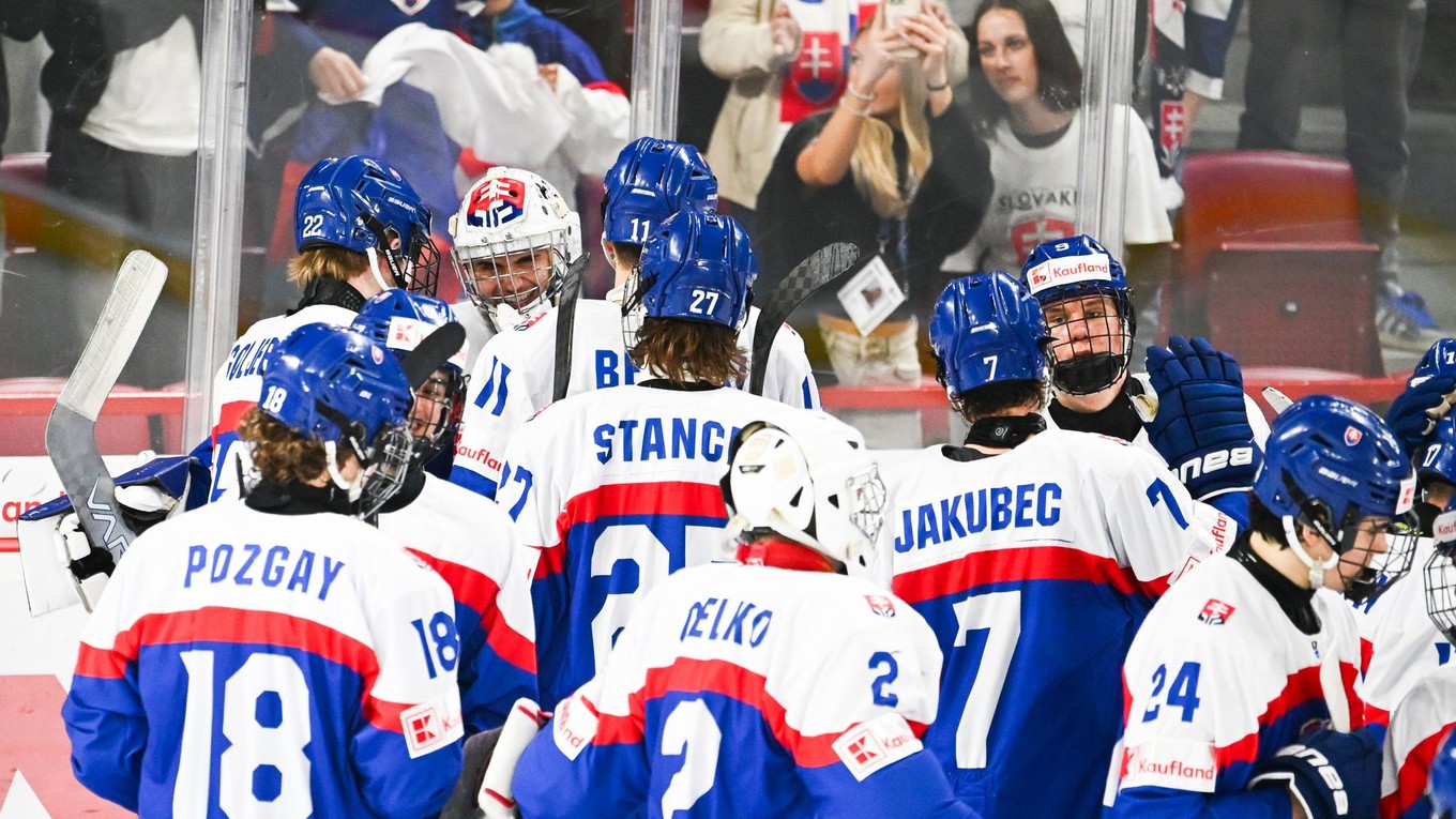 Radosť hráčov Slovenska po vyhratom zápase Slovensko – Dánsko a postupe do semifinále majstrovstiev sveta hráčov do 18 rokov.