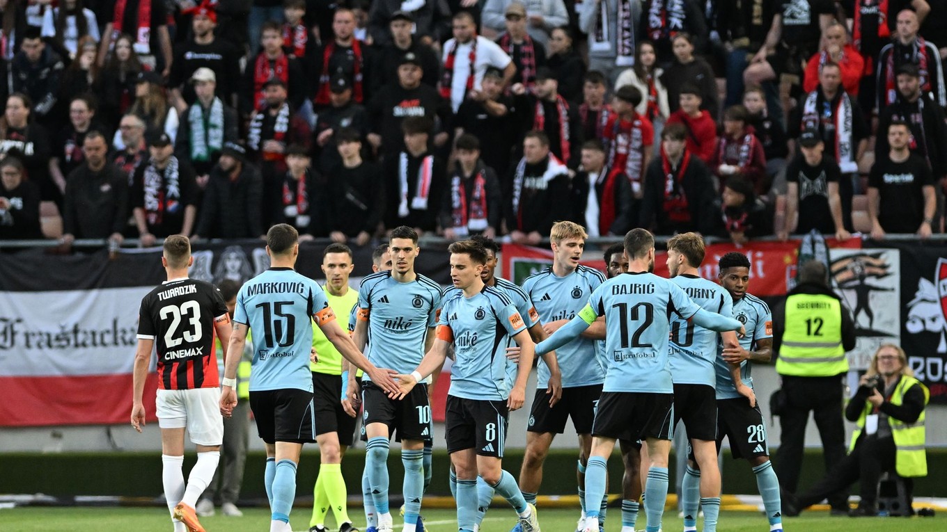 Na snímke radosť hráčov Slovana.