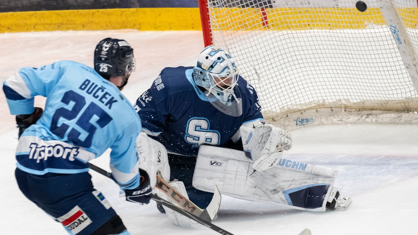 Samuel Buček strieľa gól Jaroslavovi Janusovi v šiestom zápase finále hokejovej Tipsport ligy. Nitra zdolala Slovan v Bratislave 5:2.













