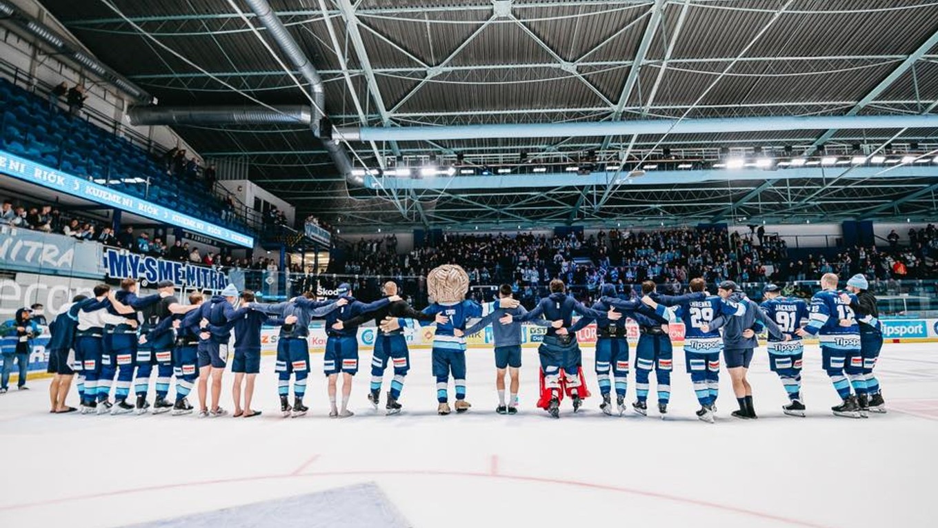 Hráči Nitry oslavujú s fanúšikmi