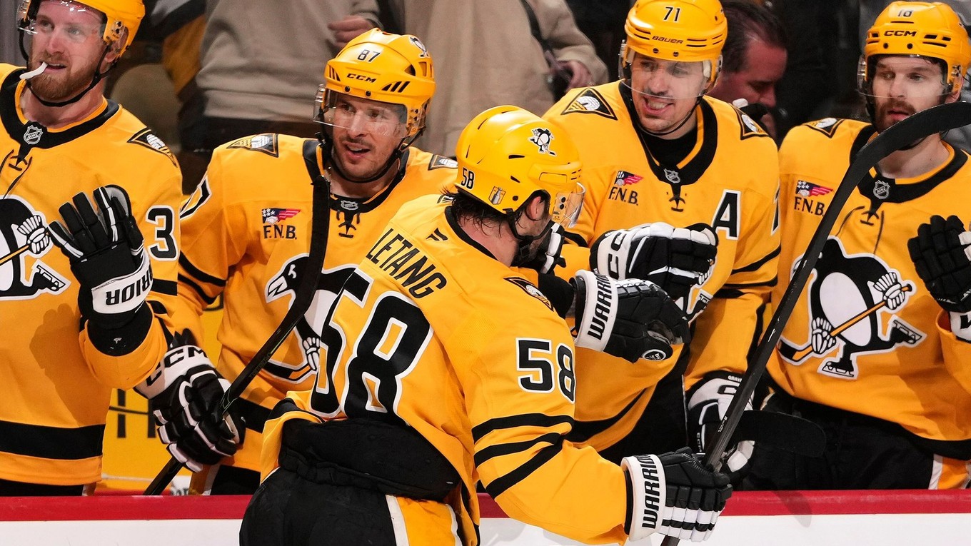 Kris Letang oslavuje gól so spoluhráči