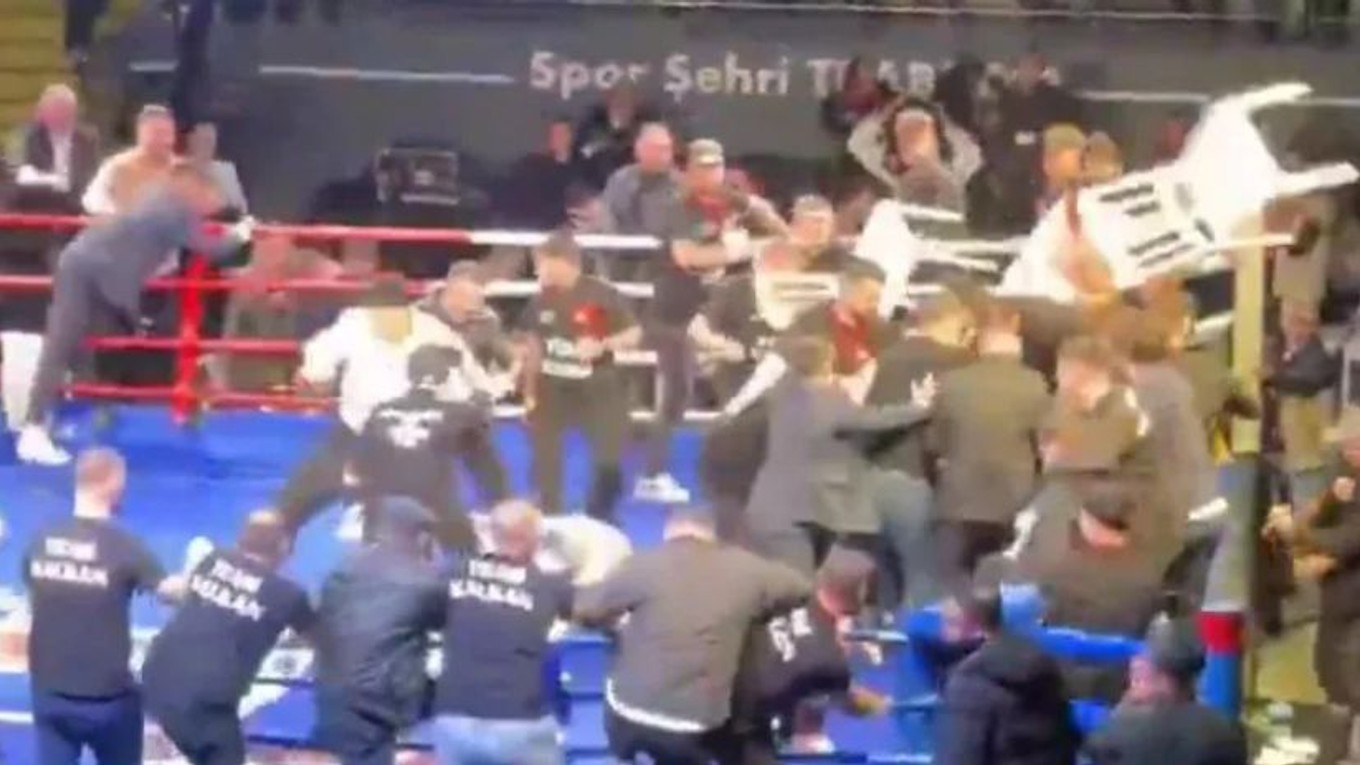 Po boxerskom zápase v Turecku sa strhla hromadná bitka