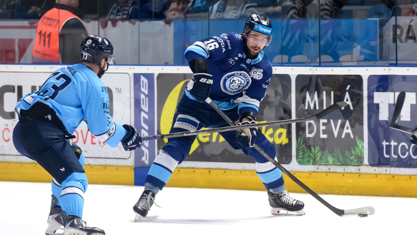 Róbert Varga (Slovan) a Marko Stacha (Nitra) bojujú o puk v druhom zápase finále play off Tipsport extraligy HK Nitra - Slovan Bratislava.
