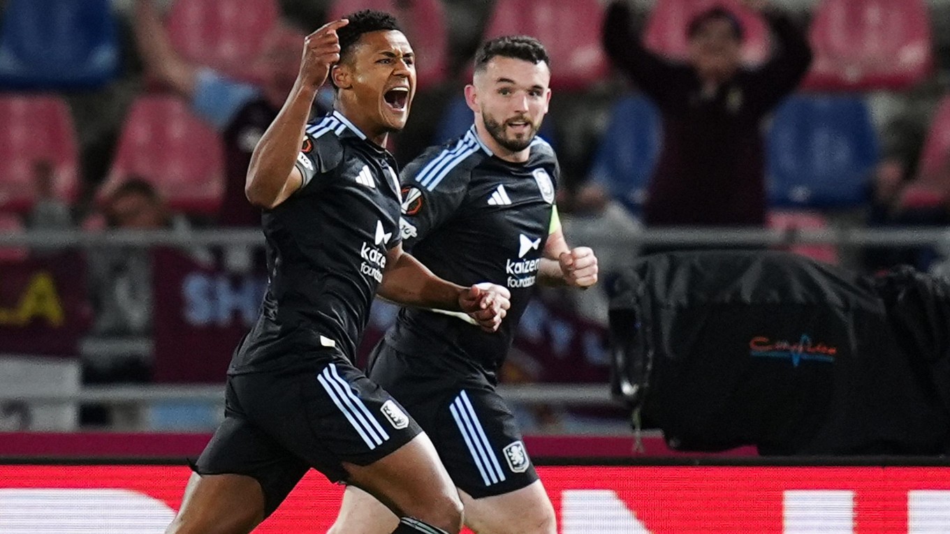 Hráči Aston Villy oslavujú gól