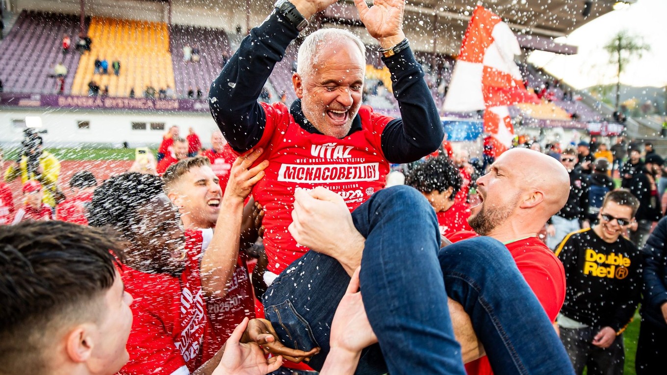 Radosť trénera Juraja Jarábeka po postupe Banskej Bystrice do najvyššej súťaže.