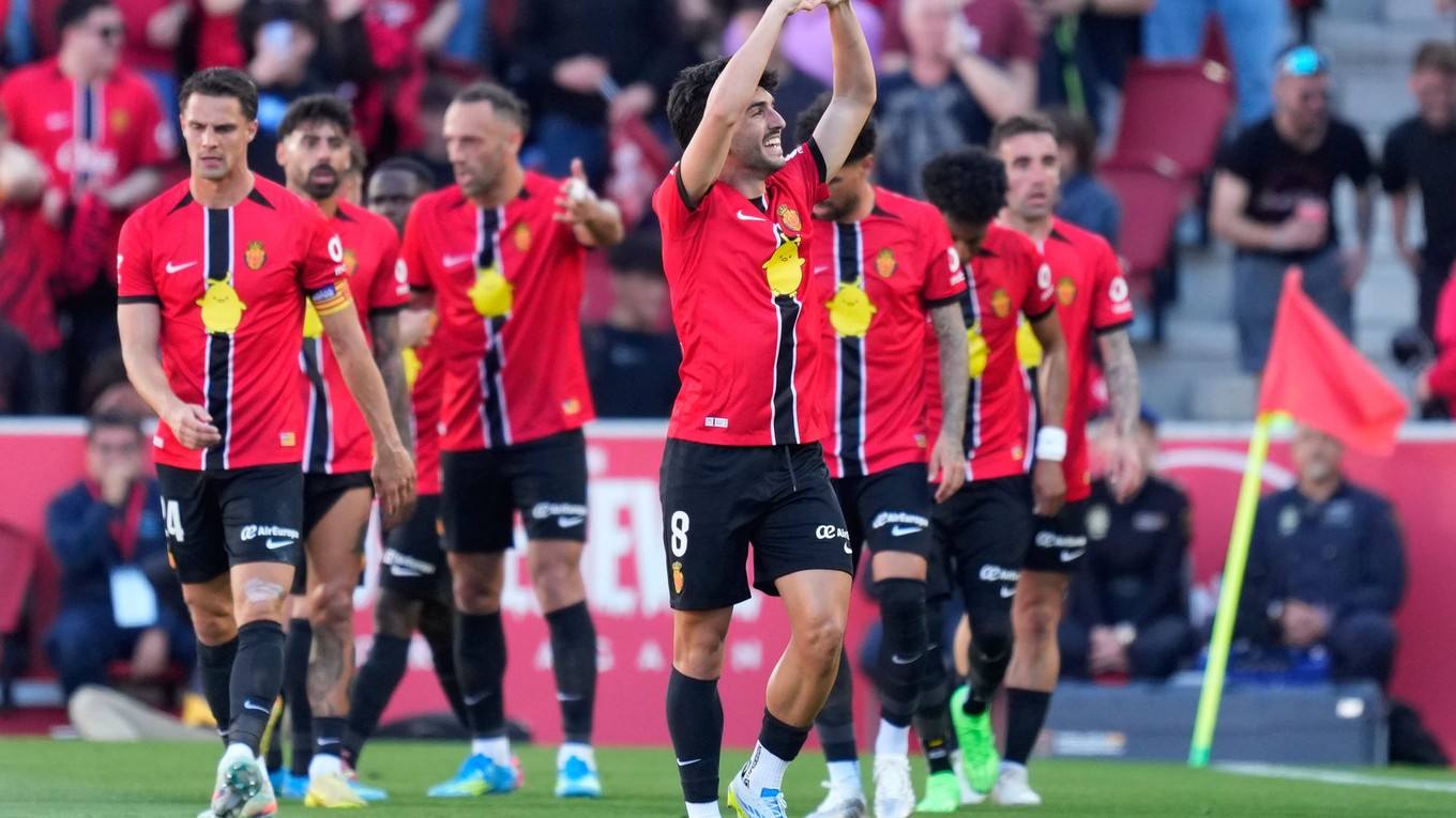 Slovenský futbalista a kapitán RCD Mallorca Martin Valjent (vľavo) reaguje po góle, ktorý strelil jeho spoluhráč Manu Morlanes.