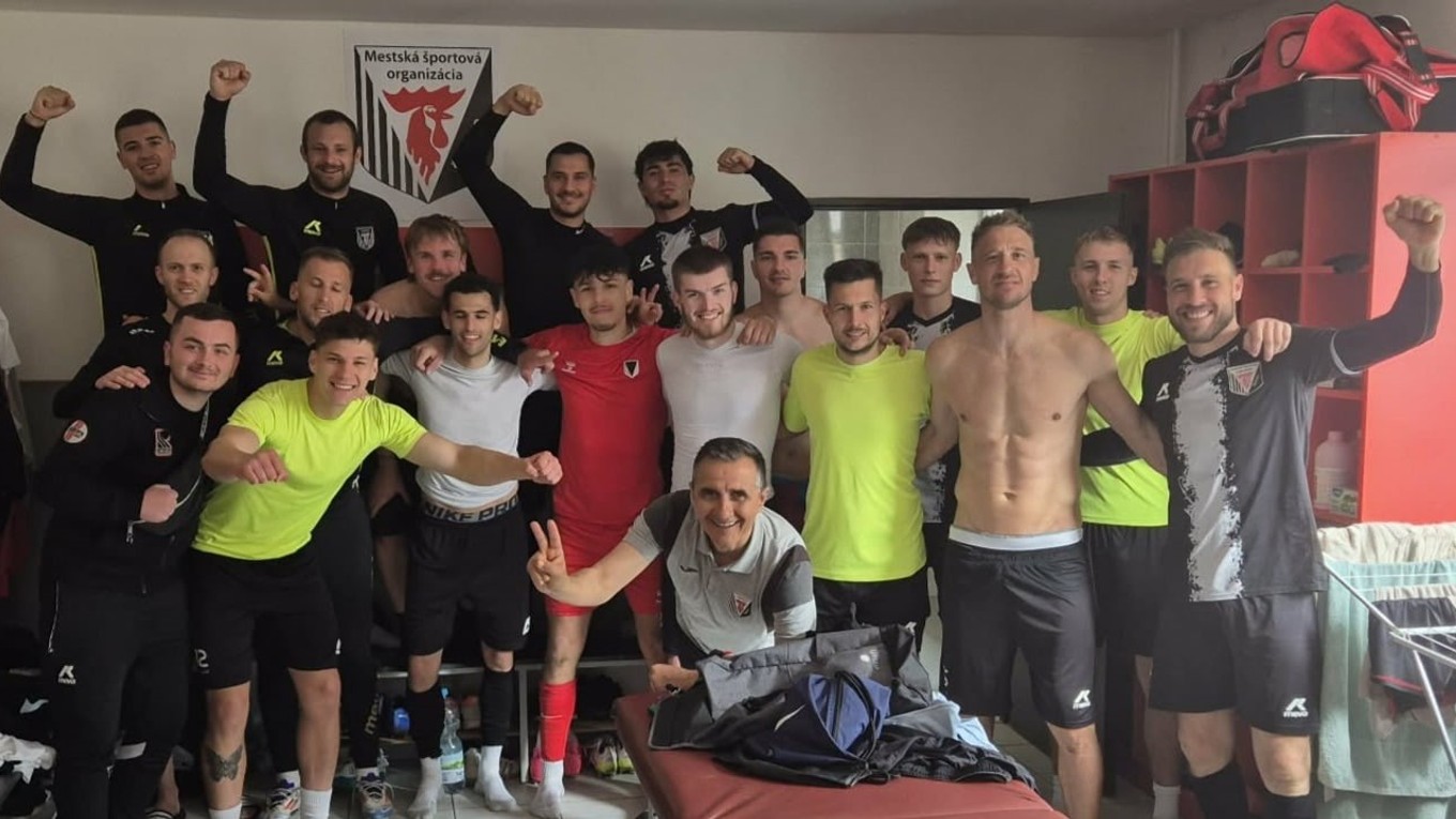 Víťazná fotka z kabíny MŠO Štúrovo po výhre nad FC Nádszeg.