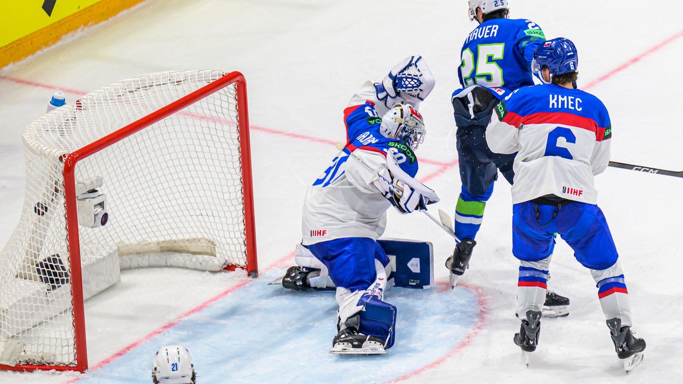 Brankár Adam Gajan inkasuje gól proti Slovinsku na 4:4 na MS v hokeji 2026.