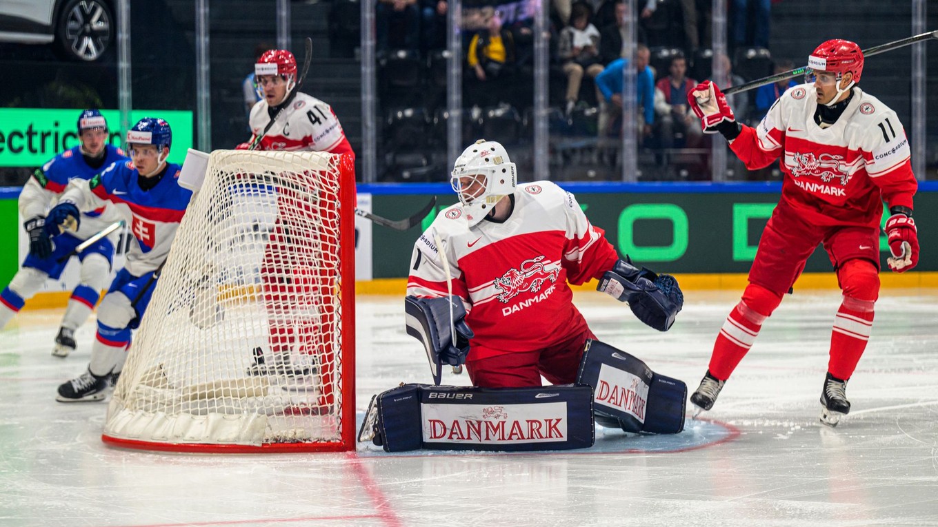 Brankár Mads Sögaard inkasuje gól v zápase Slovensko - Dánsko.