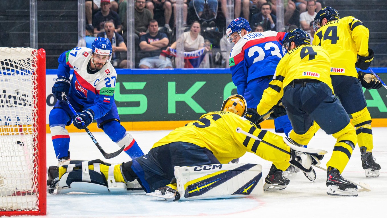 Marek Hvirík strieľa gól proti Švédsku na MS v hokeji 2026.