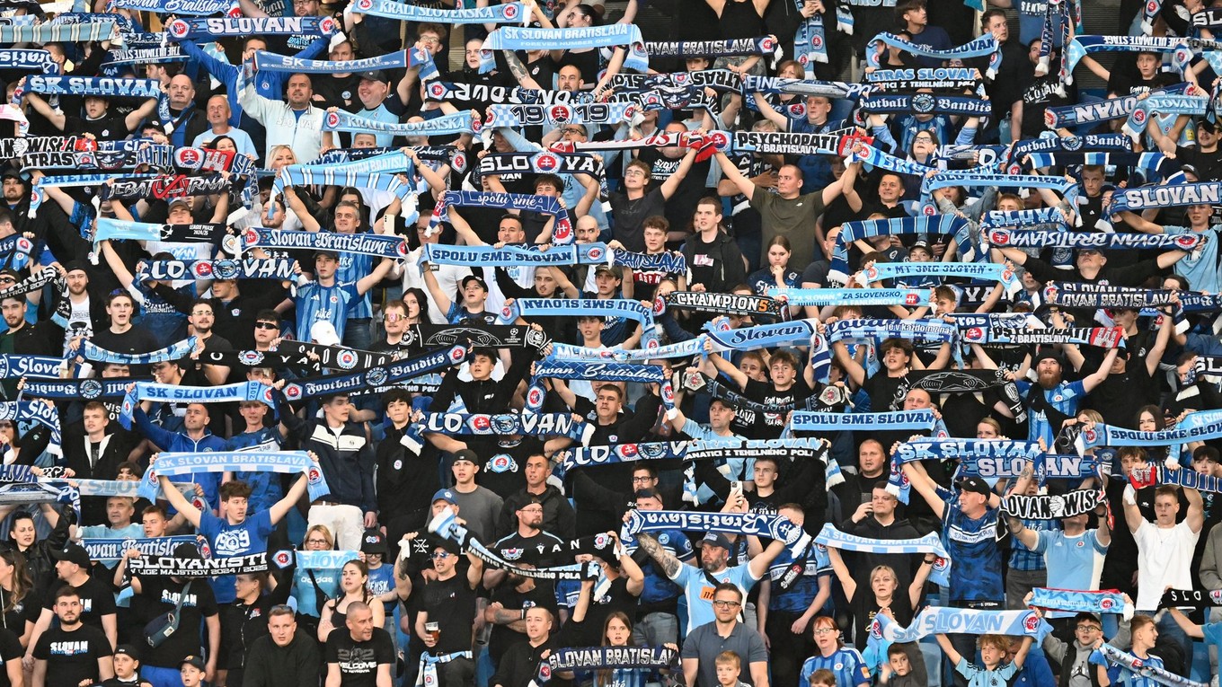 Fanúšikovia ŠK Slovan Bratislava oslavujú zisk ďalšieho titulu.