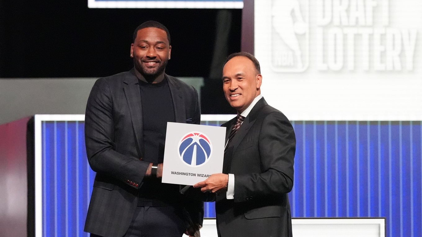 Washington Wizards hráč John Wall (vľavo) a zástupca komisára NBA Mark Tatum pózujú fotografom po tom, čo Tatum oznámil, že Wizards získali prvý výber v lotérii draftu NBA.