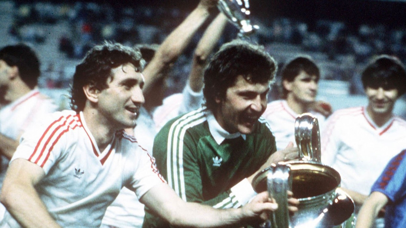 Helmut Duckadam s trofejou pre víťaza Európskeho pohára majstrov.