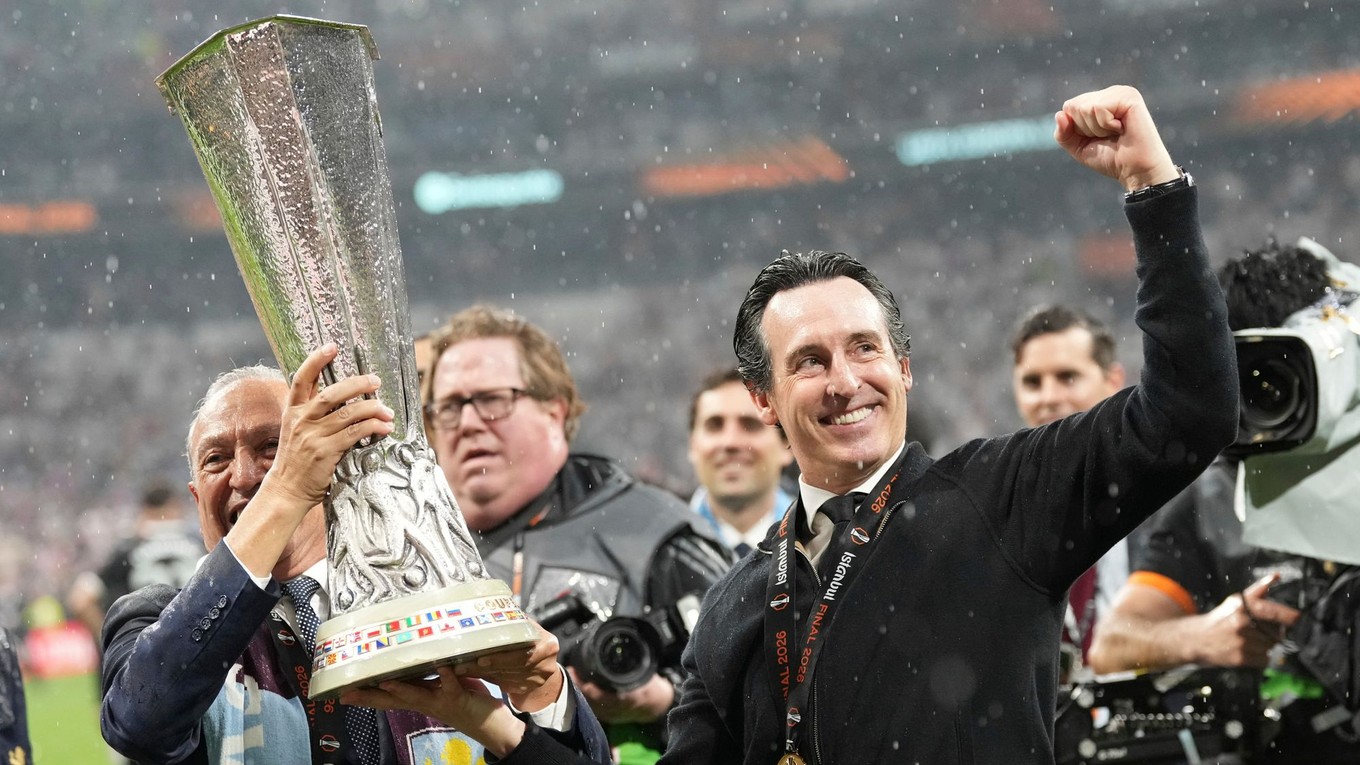Unai Emery oslavuje triumf Aston Villy s trofejou Európskej ligy