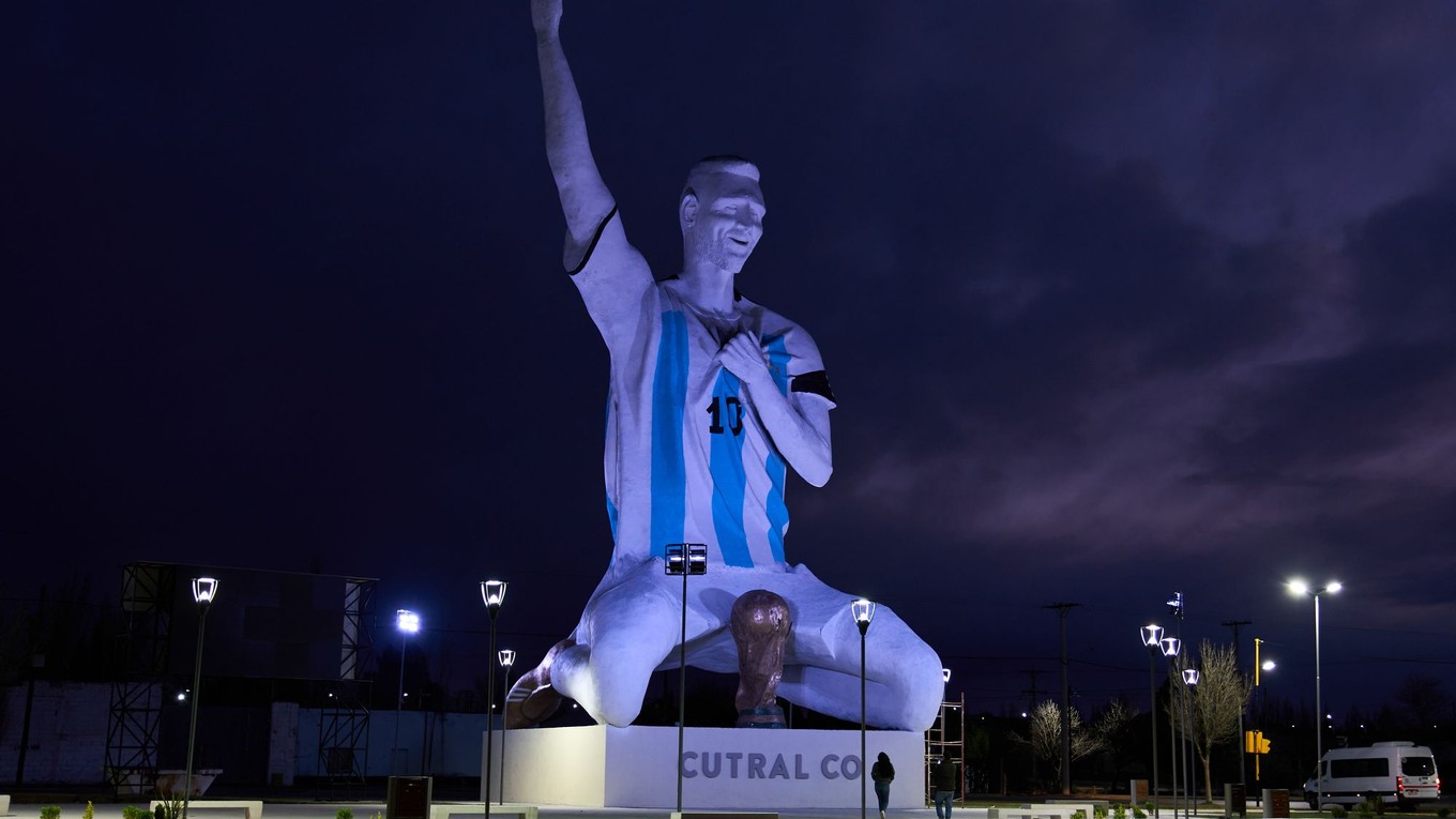 Socha Lionela Messiho.