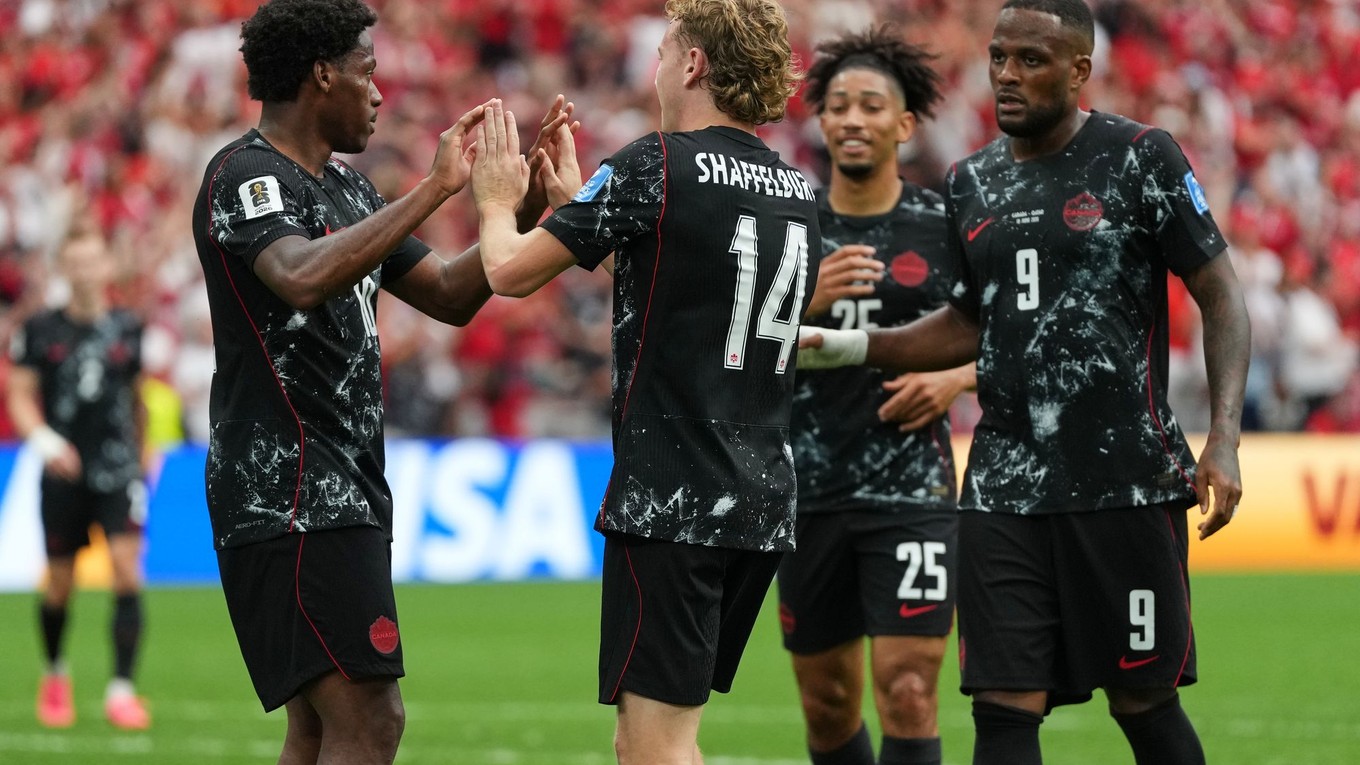 Kanadský hráč Jonathan David(vľavo) oslavuje so spoluhráčmi