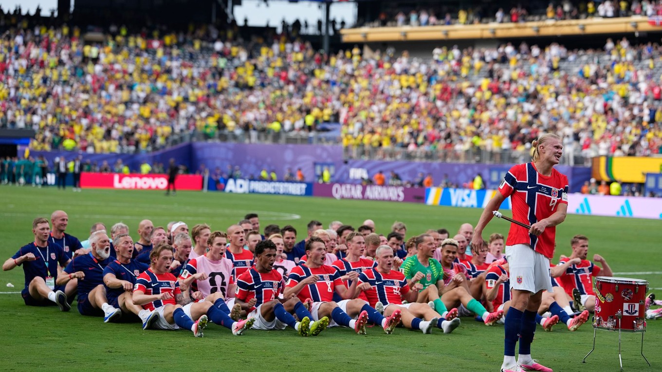 Nórsky futbalista Erling Haaland (9) vedie svoj tím počas tradičného „vikingského veslovania“ po osemfinálovom zápase majstrovstiev sveta.