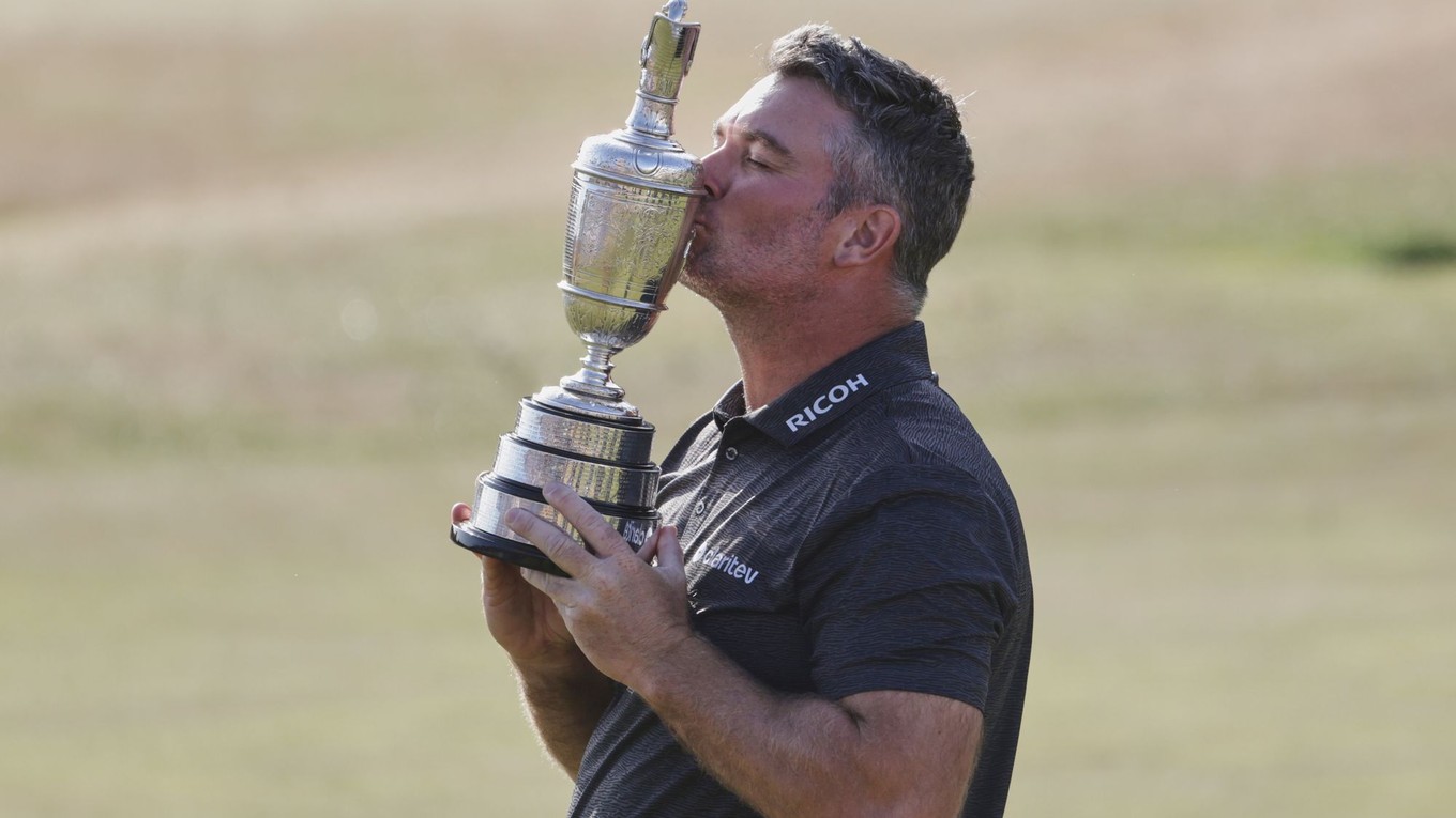 Ryan Fox s trofejou po triumfe na The Open Championship.