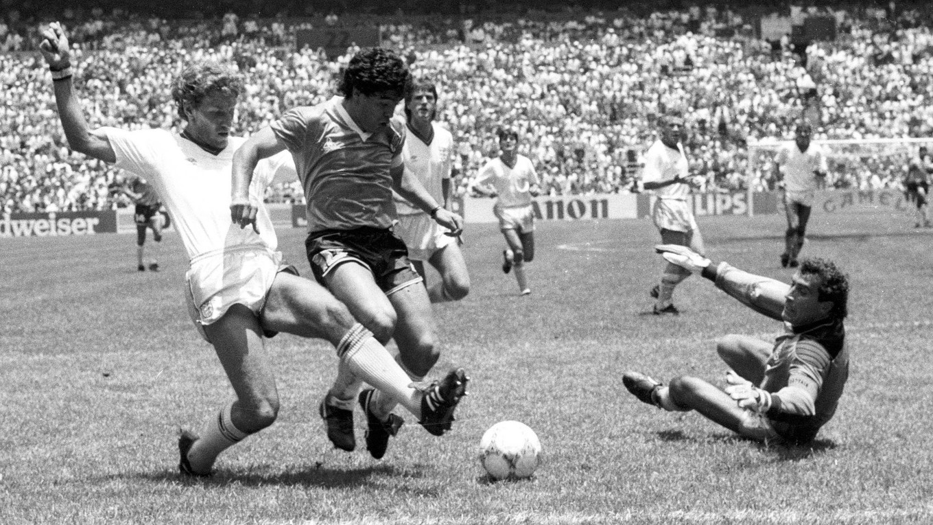 Diego Maradona strieľa svoj druhý gól v zápase Anglicko - Argentína na MS 1986 v Mexiku.
