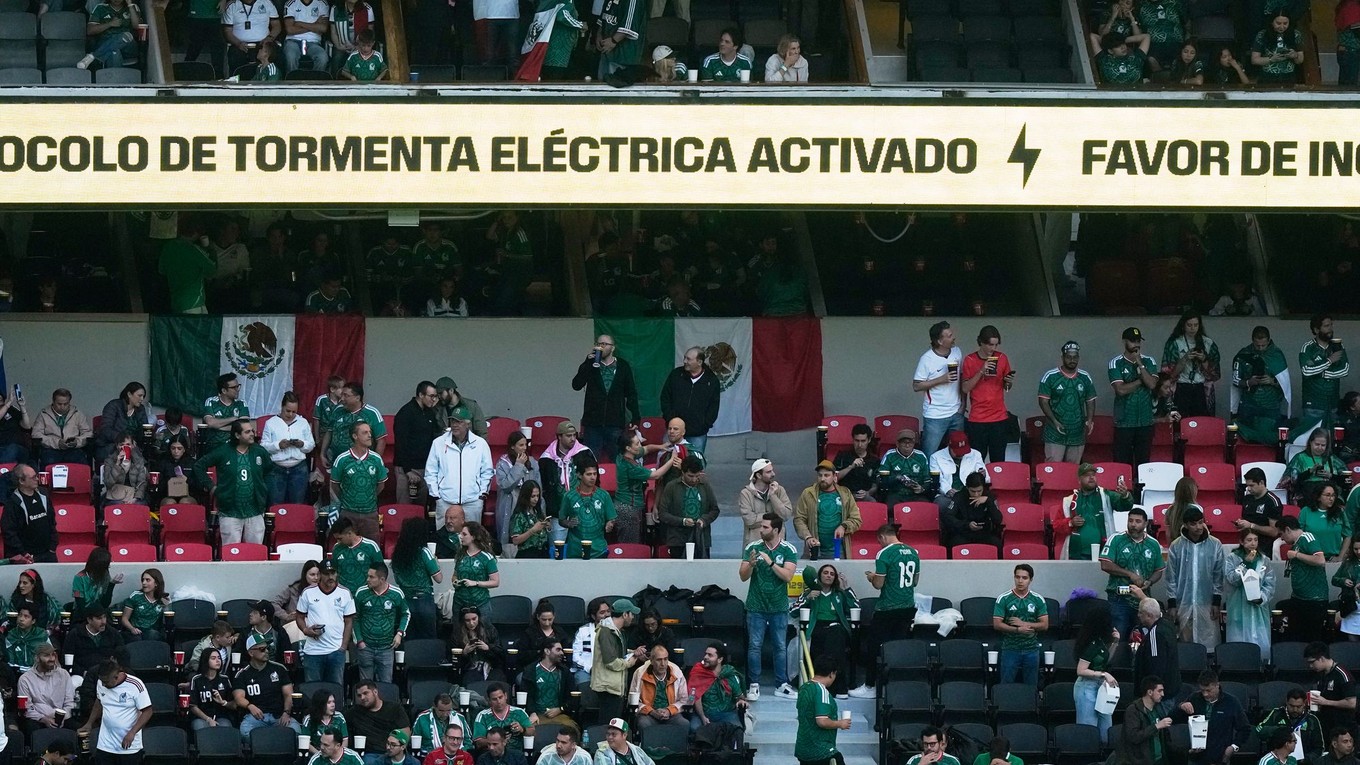 Zápas medzi Mexikom a Anglickom, ktorý sa mal konať v osemfinále majstrovstiev sveta vo futbale v Mexico City, je kvôli počasiu odložený.