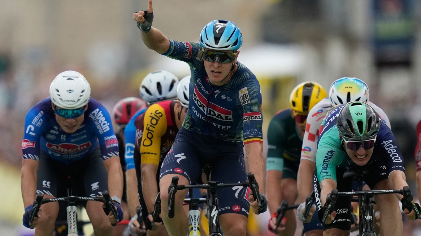 Tim Merlier oslavuje víťazstvo na Tour de France 2026.