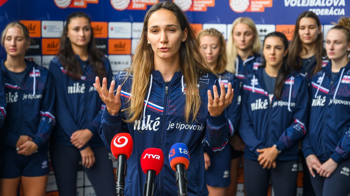 Na snímke uprostred volejbalistka Karolína Fričová počas tlačového brífingu slovenskej ženskej volejbalovej reprezentácie.
