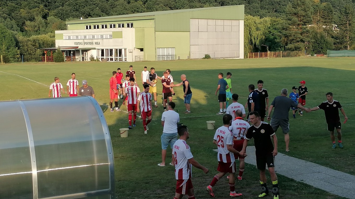 Vzájomné gratulácie súperov po zápase Slovnaft Cupu Hnúšťa - Brezno.