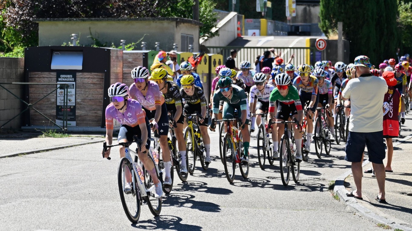 Cyklisti počas 7. etapy Tour de France Femmes 2026.